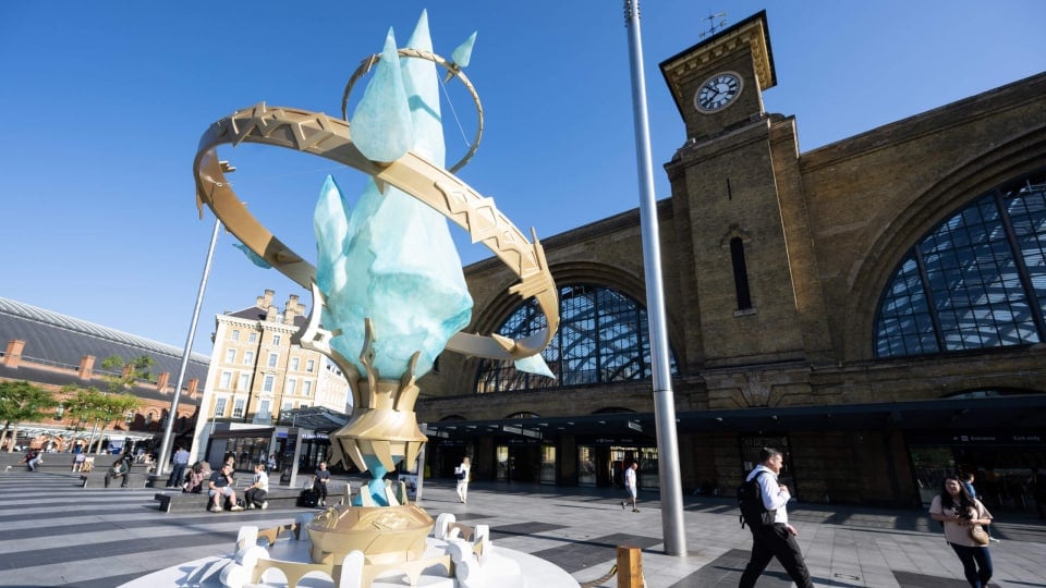 The real-life Aetheryte Crystal in London, celebrating Final Fantasy XIV: Dawntrail's release