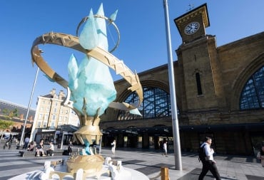 The real-life Aetheryte Crystal in London, celebrating Final Fantasy XIV: Dawntrail's release