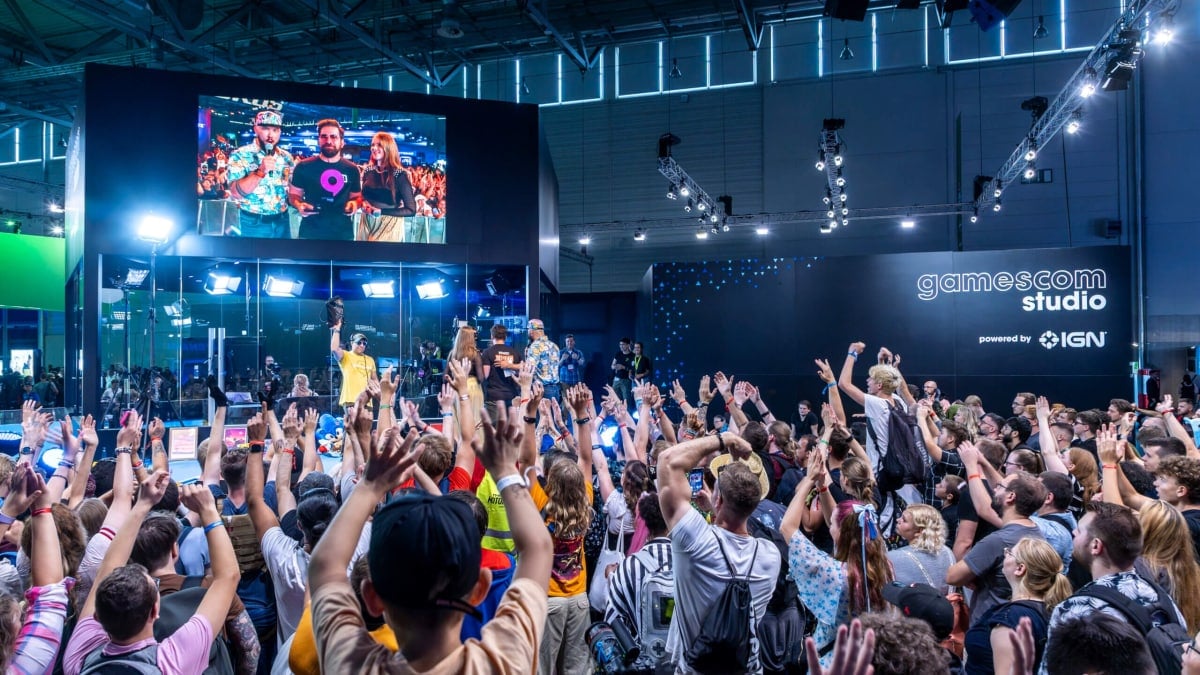 A crowd cheering at Gamescom