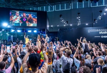 A crowd cheering at Gamescom