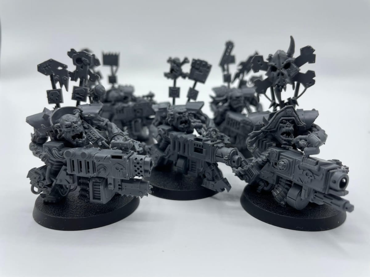 An image of the Warhammer 40K Boarding Patrol Orks Flash Gitz models, Orks with huge, hulking guns.