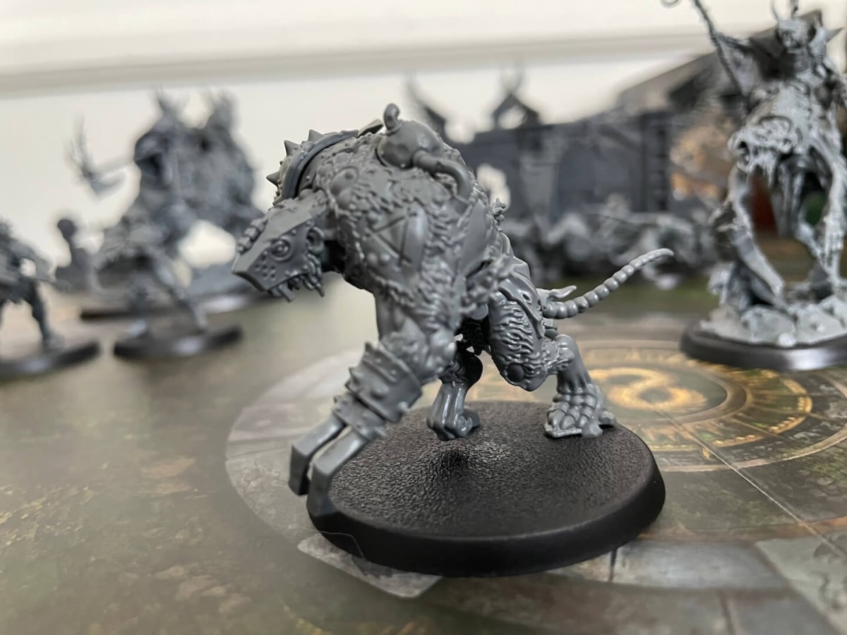 An image from our Warhammer Age of Sigmar Skaventide review featuring a rat ogor