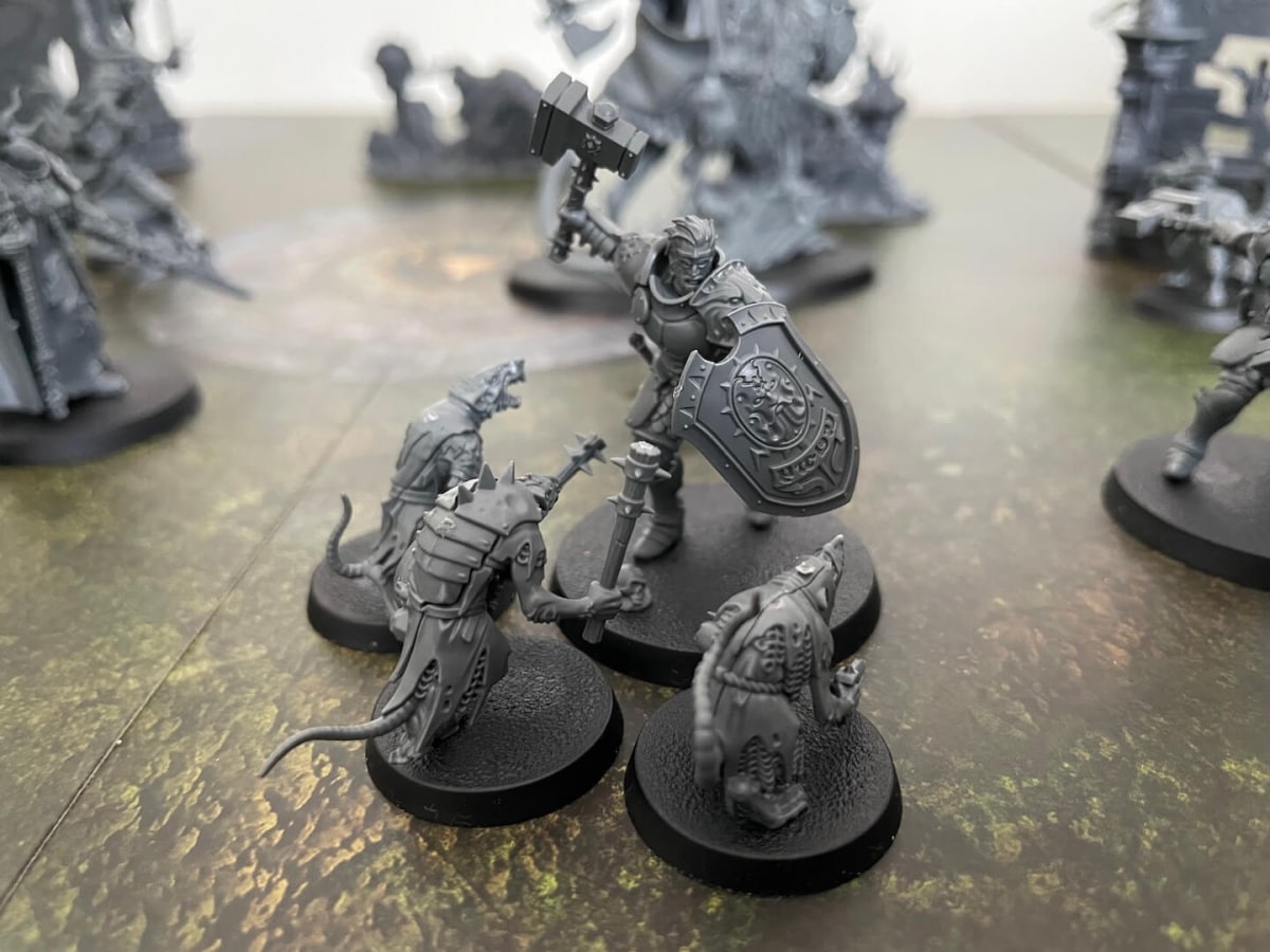 An image from our Warhammer Age of Sigmar Skaventide review depicting Clanrats going up against a Stormcast